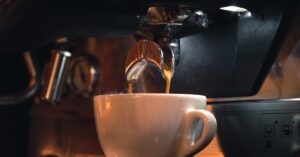 Non tutti conoscono questo trucco per pulire la macchinetta del caffè