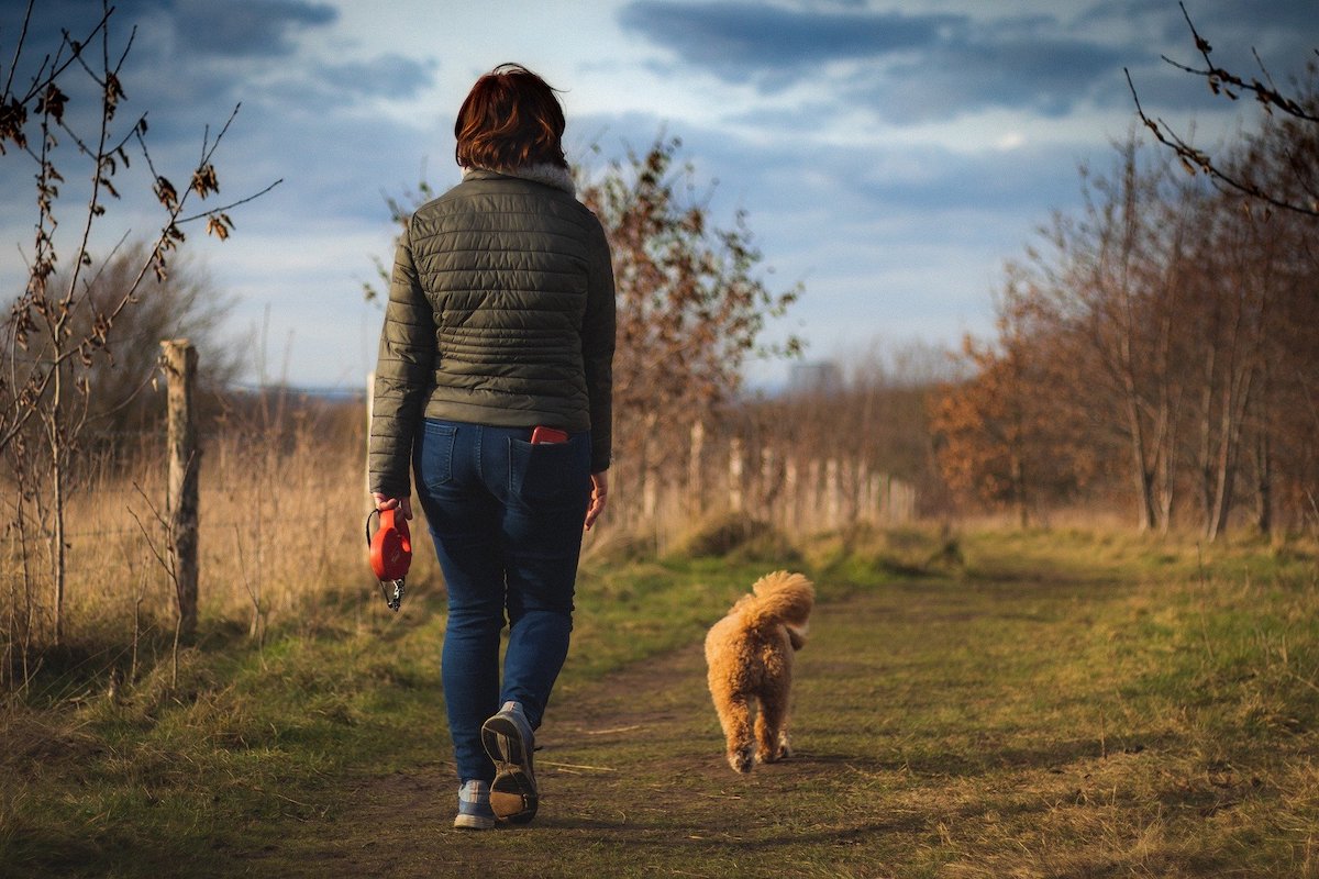 Donna con cane