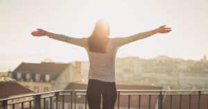 Come pulire il balcone e farlo brillare? Ti basta una semplice mossa!