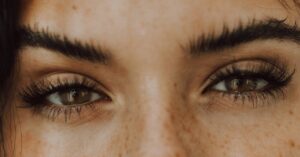 Come avere delle bellissime ciglia lunghe senza l’utilizzo di mascara e piegaciglia