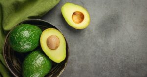 Non buttare il seme dell’avocado! Usalo per farne crescere uno nuovo