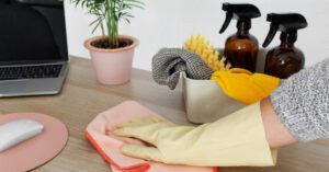 Spray antipolvere fatto in casa: ricetta facile e veloce