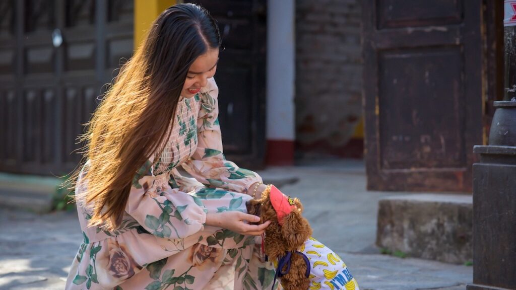 Ragazza con un cane di piccola taglia