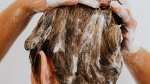 Shampoo blu, la risposta vincente contro l’ingiallimento dei capelli! Come usarlo