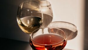 Come pulire i calici di vino e renderli ancora brillanti con un ingrediente segreto