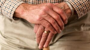 Parkinson: oltre ai tremori e alle difficoltà motorie ci sono sintomi meno conosciuti da osservare e che tutti dovrebbero sapere