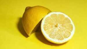 Perché mettere una fetta di limone nel frigorifero: i problemi che si risolvono