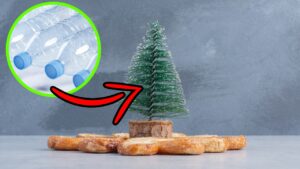 Come realizzare un albero di Natale con bottiglie e tubi