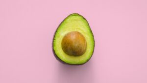 Come far crescere un avocado senza aspettare anni