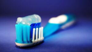 8 usi alternativi del dentifricio: cosa poter fare con questo prodotto