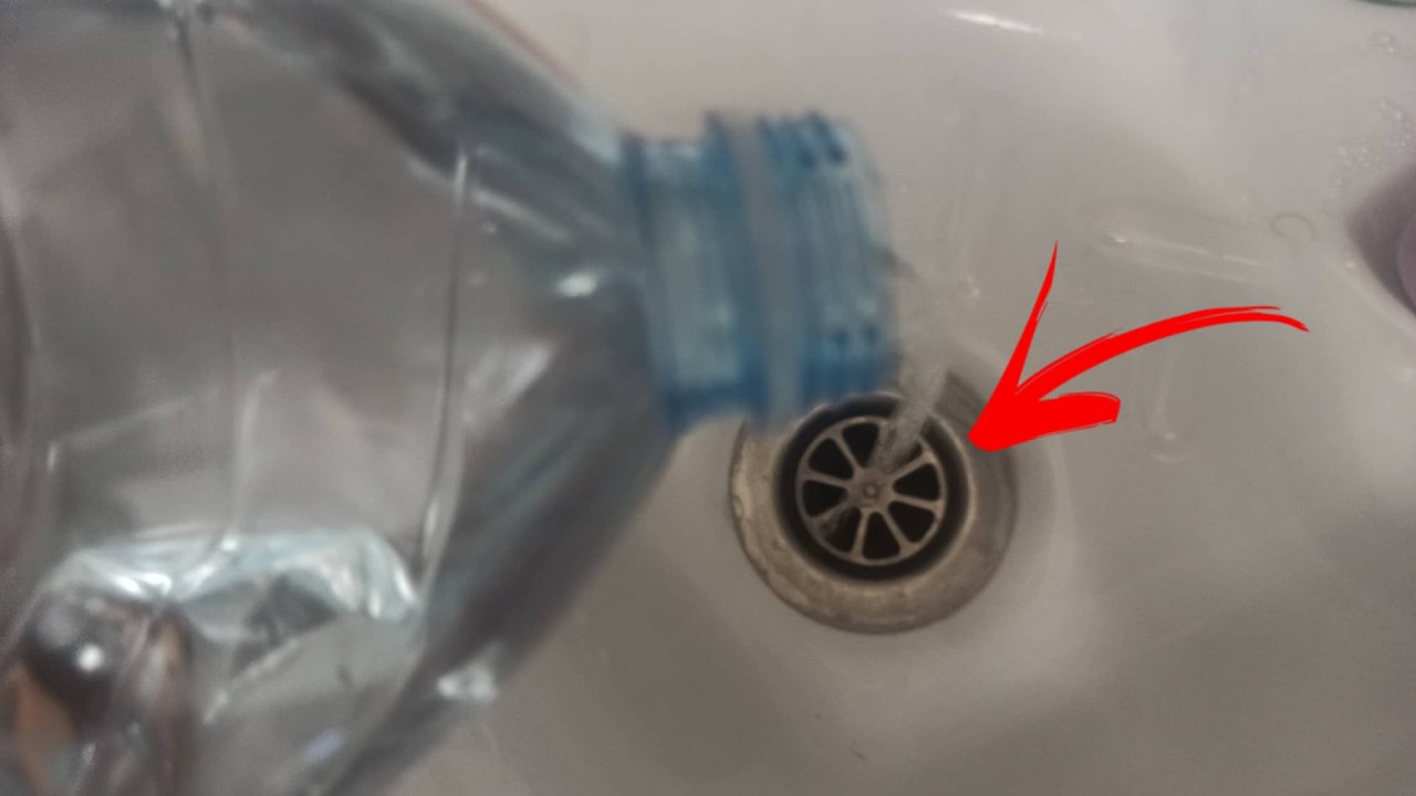 Puzza di fogna dalla doccia, il metodo della bottiglia risolve il problema  definitivamente