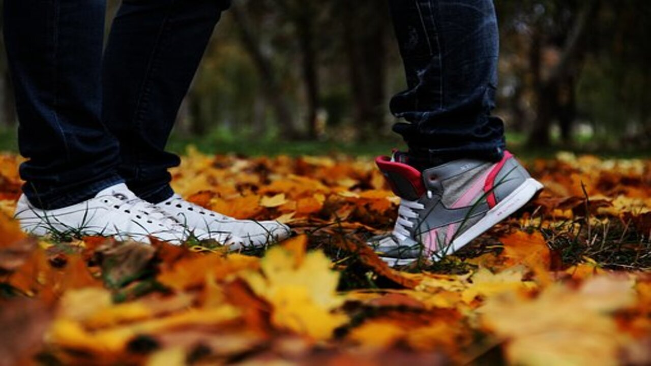 coppia con scarpe da ginnastica