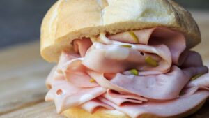 Mortadella: quante volte alla settimana possiamo mangiarla?