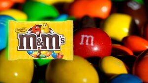 Qual è il significato della scritta M&M’s sulla bustina di uno degli snack più amati? In pochi conoscono la risposta