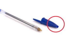 Perché c’è un buco sul tappo della penna biro? La risposta che nessuno si aspetta