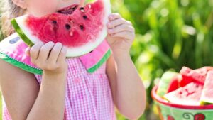 Soffri sempre di sonnolenza dopo pranzo? Potrebbe dipendere da questa frutta