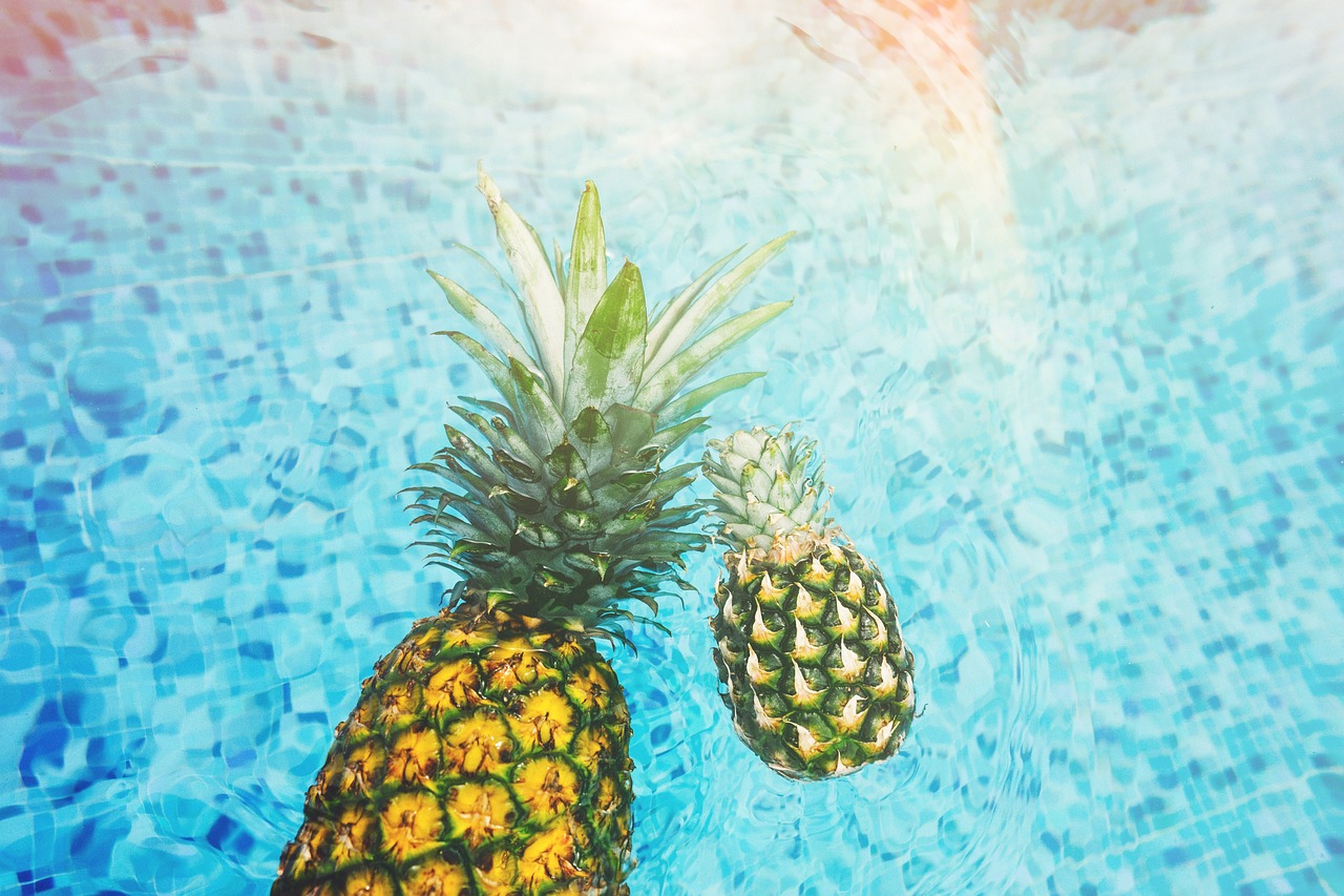 Due ananas in acqua