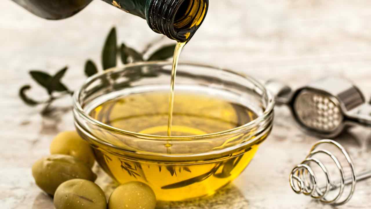 togliere lo smalto con l'olio di oliva