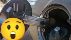 Lo sapevi che lo sportellino del carburante della tua auto ha una funzione nascosta molto utile? Sono in pochi a conoscerla