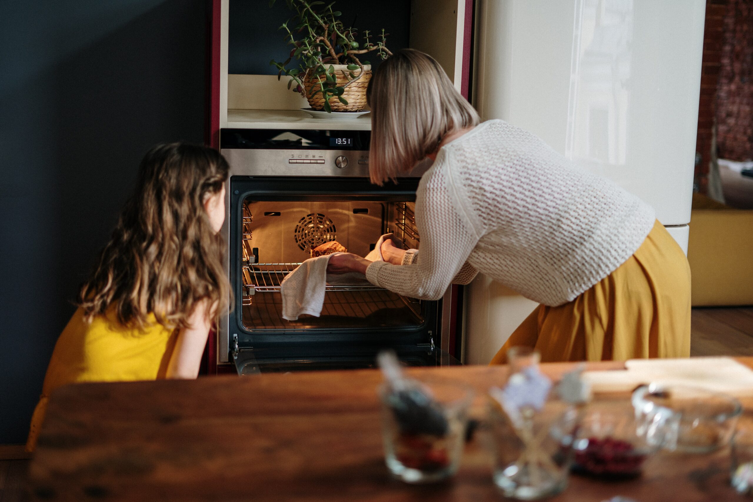 Donna utilizza forno