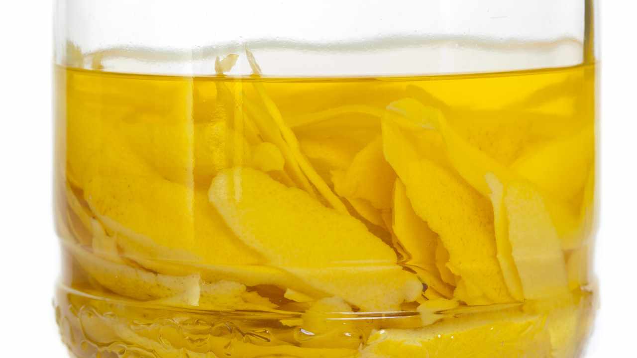 detergente con bucce di limoni