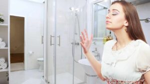 Puzza di fogna in bagno? Con questo rimedio tornerà profumatissimo