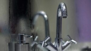 Condensa in bagno e muffa sui muri: io ho risolto con questi trucchetti