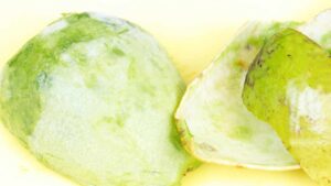 Bucce di avocado: 3 buoni motivi per non buttarle MAI