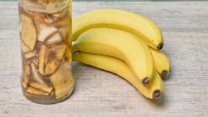 Hai mai provato il tè alla buccia di banana per le piante? Il segreto per il tuo giardino