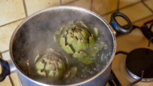 Non gettare l’acqua dei carciofi, non crederai mai per cosa puoi usarla