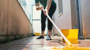 Lascia agire questa soluzione qualche minuto sulle piastrelle del balcone: il risultato sarà sorprendente