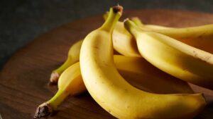 E se vi dicessi che per tutta la vita avete sbagliato a conservare le banane? Questo trucco vi cambierà la vita