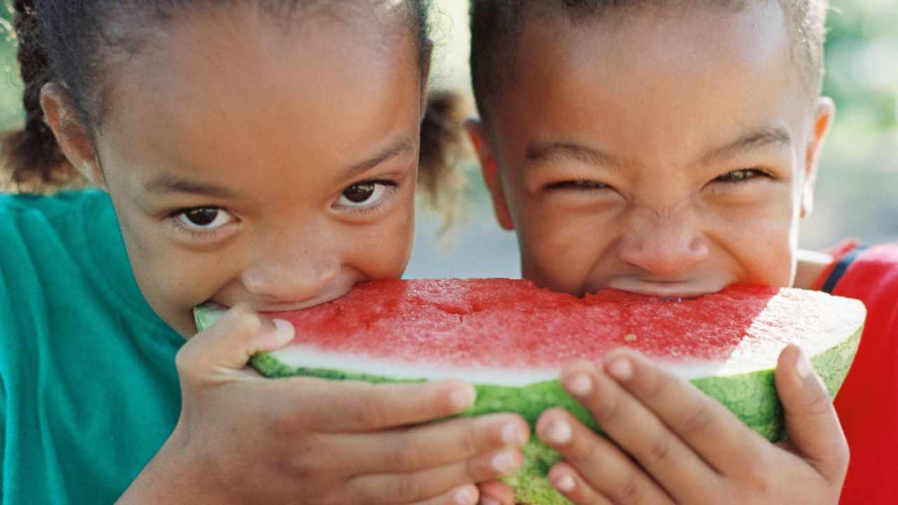 Bambini mangiano l'anguria