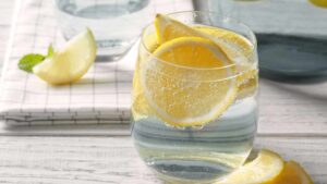 Bevande digestive alla menta e al limone: è facilissimo farle in casa, ce lo insegna Benedetta Rossi