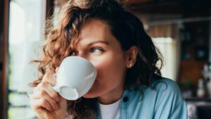 Fa davvero male bere il caffè a stomaco vuoto? La risposta