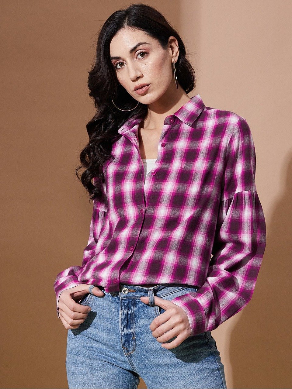 Modella con camicia a quadretti