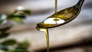 Olio d’oliva: quanto usarne e quali sono i benefici per la salute di cuore e cervello