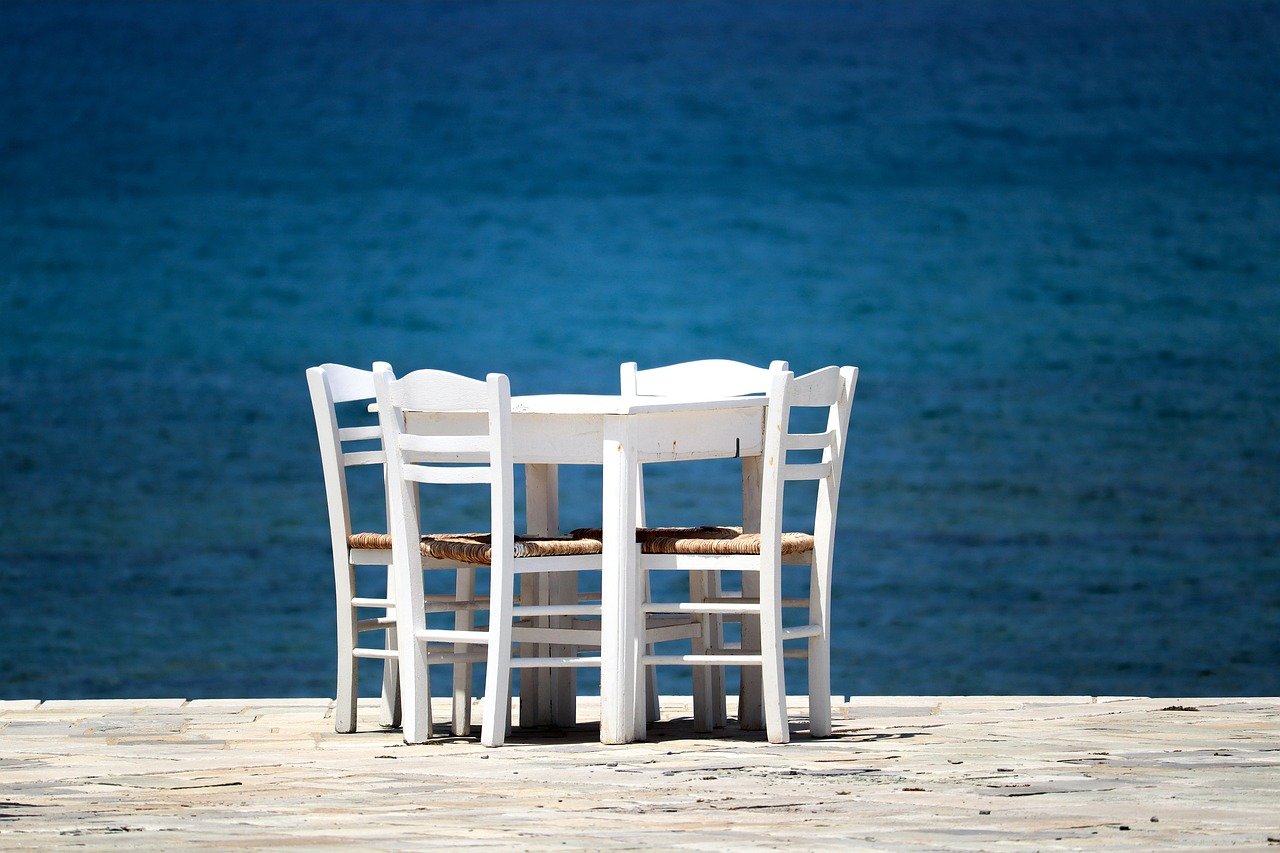 Sedie bianche in spiaggia