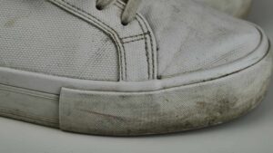 Gomma delle scarpe sporca: usa questo rimedio e tornerà come nuova