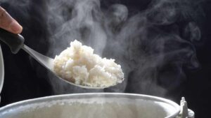 Come fare un’insalata di riso proteica: bastano pochi ingredienti