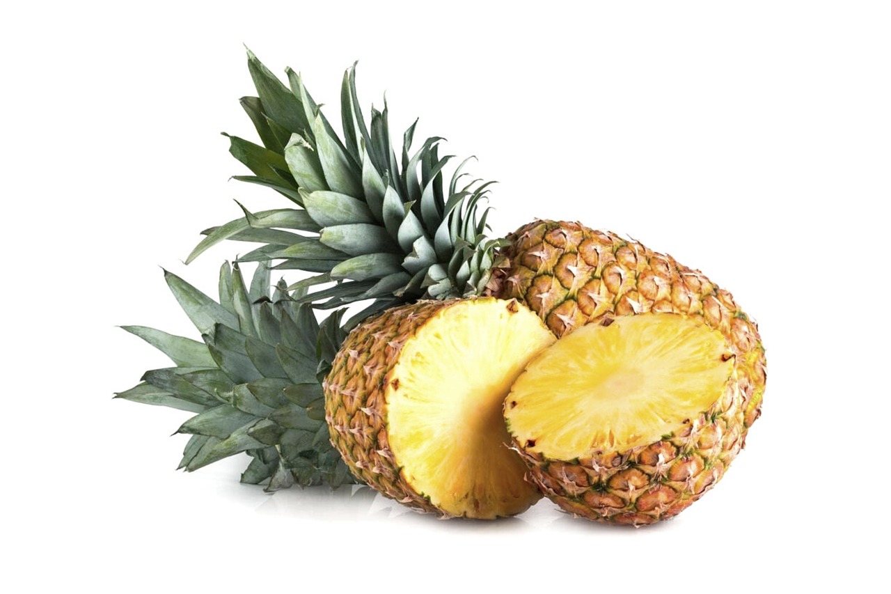 Ananas tagliato in due