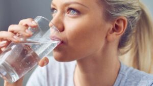 Stress e idratazione: i benefici dell’acqua al cervello