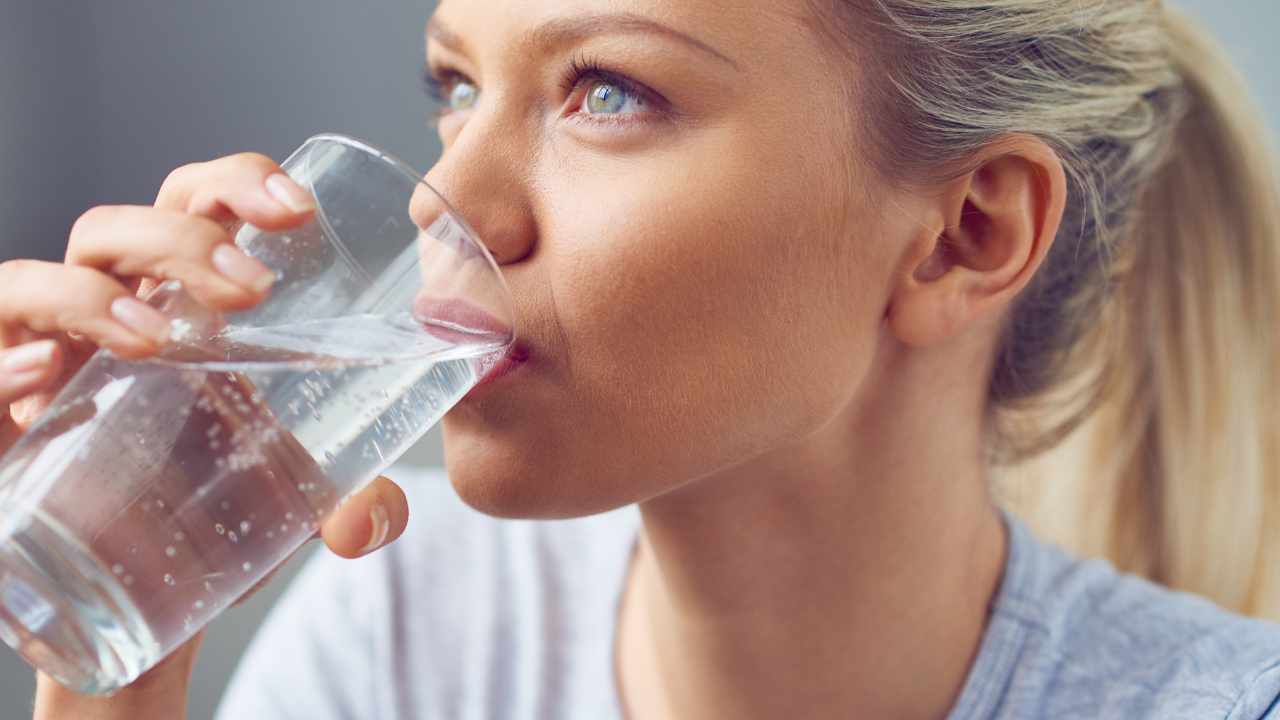 Ragazza beve acqua