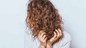 Arricciare i capelli in modo naturale e senza danneggiarli è possibile. Prova questi metodi fatti in casa