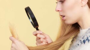 Capelli rovinati per colpa della decolorazione? Prova a rimediare così