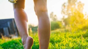 Le gambe si gonfiano davvero in estate? Cosa devi sapere