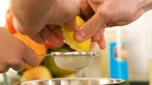 Il rimedio del succo di limone caldo: a cosa serve