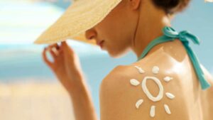 Vitamina D: crema solare sì o no? Quali parti del corpo esporre al sole e per quanto tempo? Risponde il dermatologo