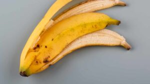 Sai che puoi usare la buccia di banana in casa? Ti svelo dei trucchetti molto utili