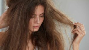 Capelli secchi e sotto stress? Falli tornare in salute grazie ad un cucchiaio di questo prodotto